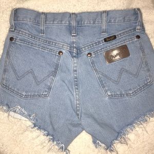 WRANGLER HIGH WAISTED SHORTS SIZE 28
